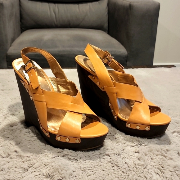Women's BCBGeneration Tan Wedge Heel Sandals Size 10 (Excellent Condition) - Picture 2 of 3